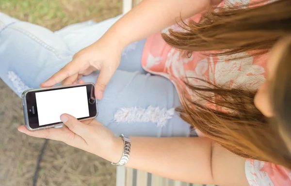 Mano de las mujeres usando el teléfono inteligente — Foto de Stock