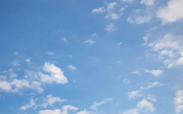 Wolken am blauen Himmel — Stockfoto