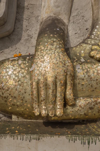 El Buda está sentado con las piernas cruzadas . — Foto de Stock