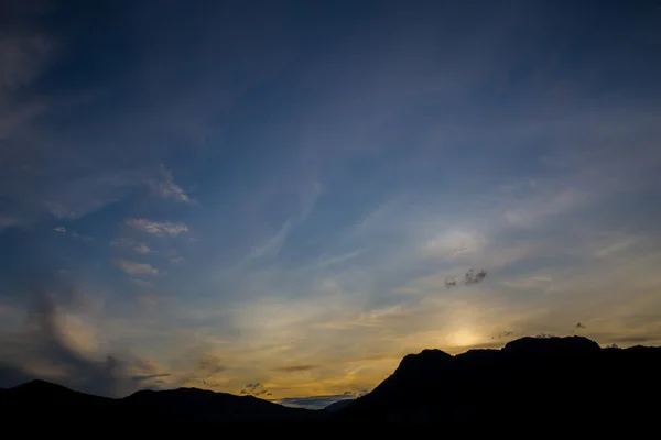 Colorido atardecer sobre las colinas de montaña — Foto de Stock