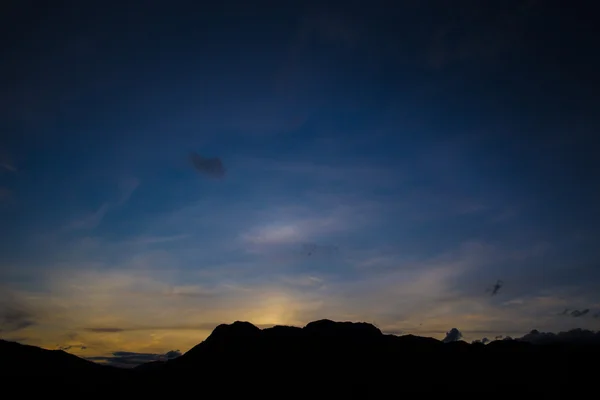 Красочный закат над горными холмами — стоковое фото
