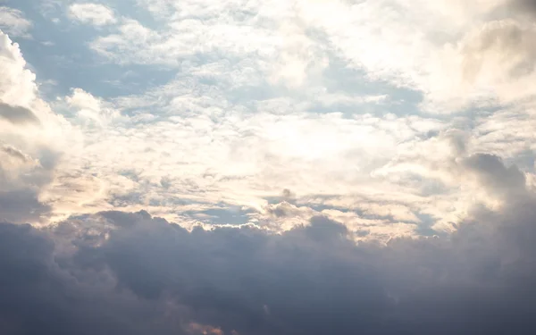 Céu azul nublado fundo — Fotografia de Stock