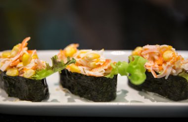 Suşi bir plaka üzerinde üç adet