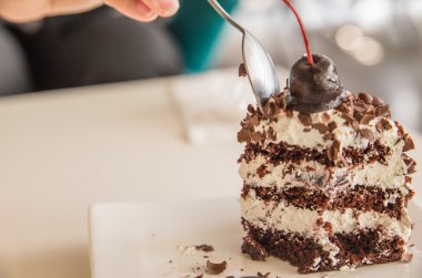 Kafede çikolatalı kek yeme