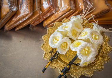 Görüntü bir cenaze töreni sırasında kullanılan yapay çiçek 