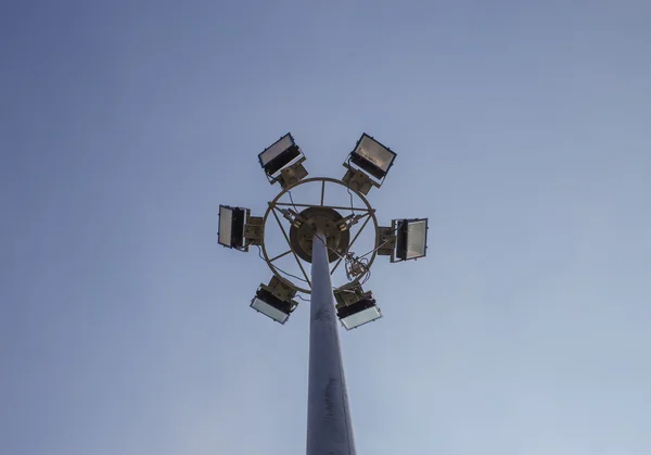 Elektřina příspěvek k osvětlení parku v noci. — Stock fotografie