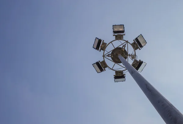 Elektřina příspěvek k osvětlení parku v noci. — Stock fotografie