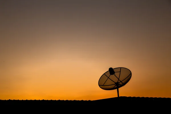 Parabola satellitare per la luce della sera . — Foto Stock