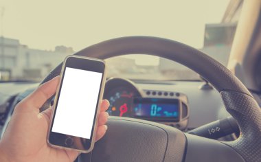 Cep telefonu arabada - ufuk şehir trafik kullanarak.