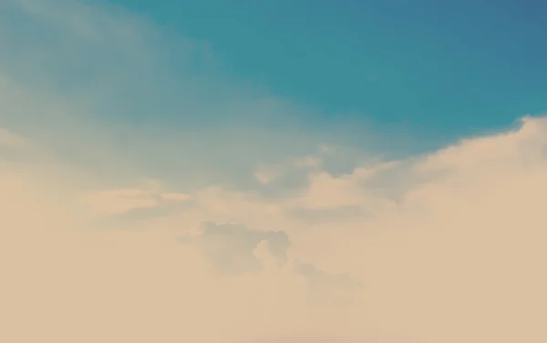 Bewölkt blauer Himmel abstrakter Hintergrund. Oldtimer-Filter. — Stockfoto