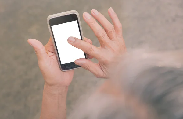 Mujer anciana usando un teléfono inteligente . — Foto de Stock