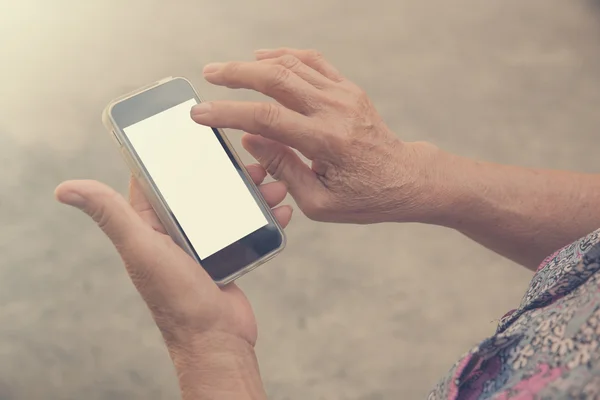 Vrouw ouderen met behulp van een slimme telefoon. — Stockfoto