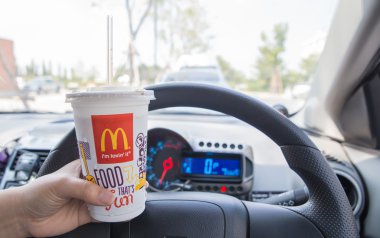 Bangkok, Tayland - 25 Ocak 2016: Mcdonalds yemek bir stret üzerinde 