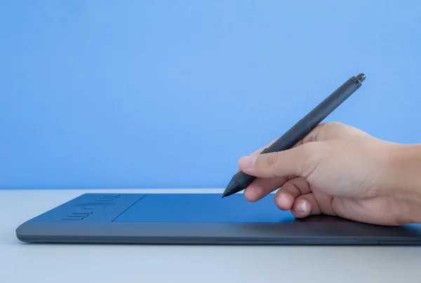 Pegar uma caneta e mouse em um tablet digital . — Fotografia de Stock