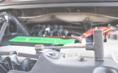 Önünde bir araba motoru önce bakım için anahtarı ve onarma