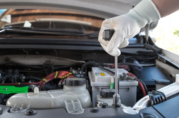 Mãos reparando um motor de carro com uma chave inglesa — Fotografia de Stock