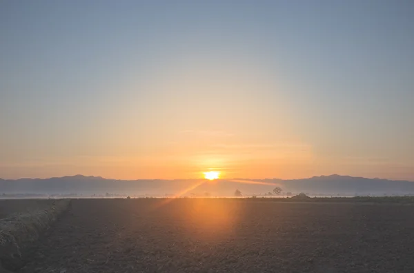 Salida del sol sobre los campos — Foto de Stock