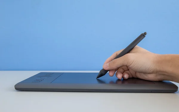 Łapanie myszy i długopis na cyfrowe tabletki. — Zdjęcie stockowe