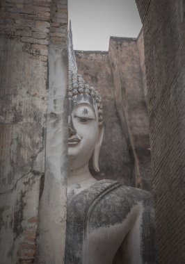 sukhothai içinde antik oturmuş Buda staue tapınağın kalıntıları 