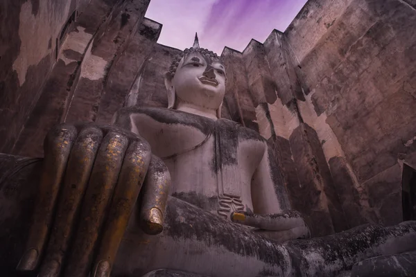 Antiguo buddha staue sentado en las ruinas del templo de sukhothai en — Foto de Stock