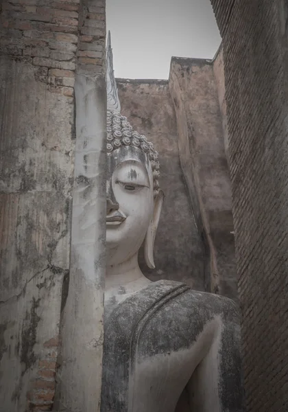 Sukhothai içinde antik oturmuş Buda staue tapınağın kalıntıları — Stok fotoğraf