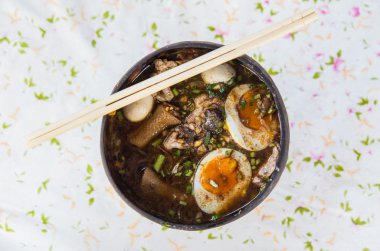 ta sebze ve ahşap üzerinde yumuşak haşlanmış yumurta şehriye kase