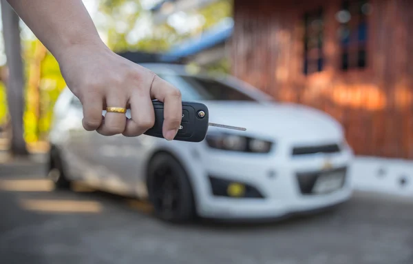 Frauenhand auf das ferngesteuerte Auto gedrückt — Stockfoto