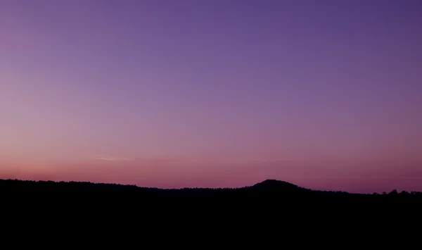 Закат и пурпурная гора — стоковое фото