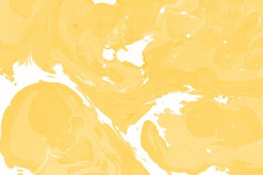 Sarı mermer arkaplan boya sıçrama deseni ile