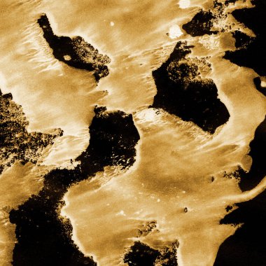 Beyaz kağıt arka planda renkli mürekkep ve suluboya doku. Gradyan boya darbeleri ve kalsiyum kaybı etkisi. El boyaması gouache soyut görüntü. Tuvali dağıt..