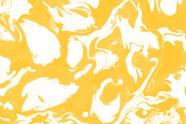 Sarı mermer arkaplan boya sıçrama deseni ile