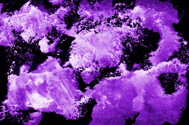 Beyaz kağıt arka planda renkli mürekkep ve suluboya doku. Gradyan boya darbeleri ve kalsiyum kaybı etkisi. El boyaması gouache soyut görüntü. Tuvali dağıt..