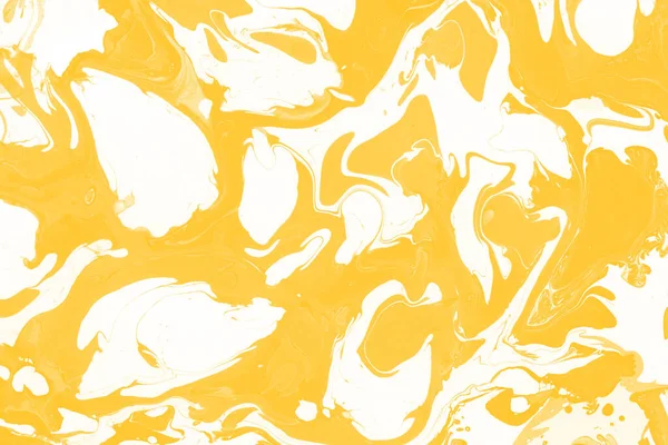 Sarı mermer arkaplan boya sıçrama deseni ile
