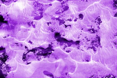 Beyaz kağıt arka planda renkli mürekkep ve suluboya doku. Gradyan boya darbeleri ve kalsiyum kaybı etkisi. El boyaması gouache soyut görüntü. Tuvali dağıt..