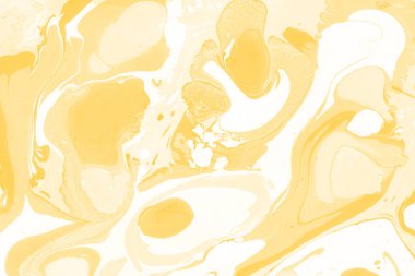 Sarı mermer arkaplan boya sıçrama deseni ile