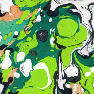 Beyaz suluboya arka planda renkli mermer mürekkep kağıdı dokusu. Kaotik soyut organik tasarım. Banyo bombası dalgaları.