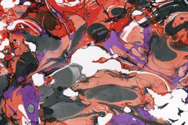 Beyaz suluboya arka planda renkli mermer mürekkep kağıdı dokusu. Kaotik soyut organik tasarım. Banyo bombası dalgaları.