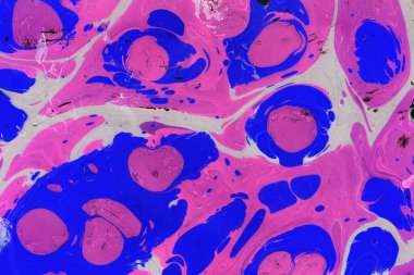 Beyaz suluboya arka planda renkli mermer mürekkep kağıdı dokusu. Kaotik soyut organik tasarım. Banyo bombası dalgaları.