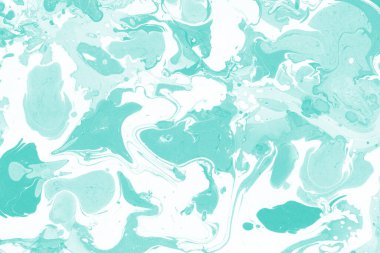 Beyaz suluboya arka planda renkli mermer mürekkep kağıdı dokusu. Kaotik soyut organik tasarım. Banyo bombası dalgaları.