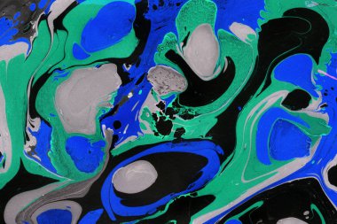 Beyaz suluboya arka planda renkli mermer mürekkep kağıdı dokusu. Kaotik soyut organik tasarım. Banyo bombası dalgaları.