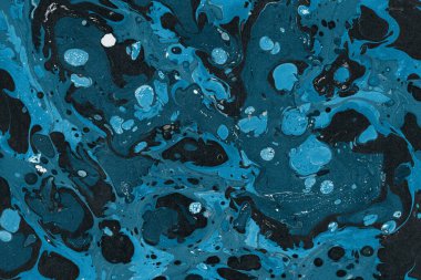 Beyaz suluboya arka planda renkli mermer mürekkep kağıdı dokusu. Kaotik soyut organik tasarım. Banyo bombası dalgaları.