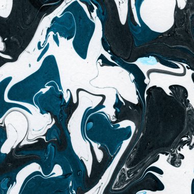 Beyaz suluboya arka planda renkli mermer mürekkep kağıdı dokusu. Kaotik soyut organik tasarım. Banyo bombası dalgaları.