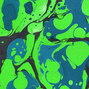 Beyaz suluboya arka planda renkli mermer mürekkep kağıdı dokusu. Kaotik soyut organik tasarım. Banyo bombası dalgaları.