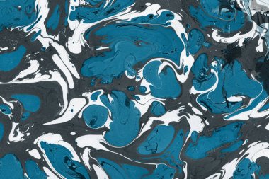 Beyaz suluboya arka planda renkli mermer mürekkep kağıdı dokusu. Kaotik soyut organik tasarım. Banyo bombası dalgaları.