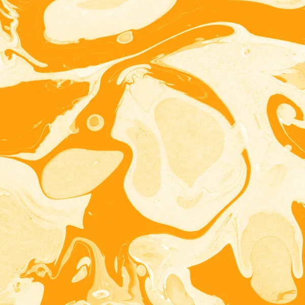 Beyaz suluboya arka planda renkli mermer mürekkep kağıdı dokusu. Kaotik soyut organik tasarım. Banyo bombası dalgaları.