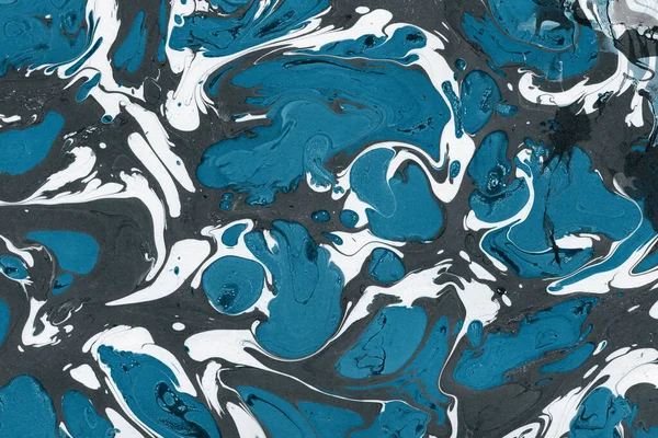 Beyaz suluboya arka planda renkli mermer mürekkep kağıdı dokusu. Kaotik soyut organik tasarım. Banyo bombası dalgaları.