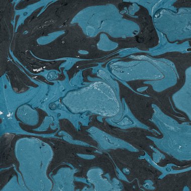 Beyaz suluboya arka planda renkli mermer mürekkep kağıdı dokusu. Kaotik soyut organik tasarım. Banyo bombası dalgaları.