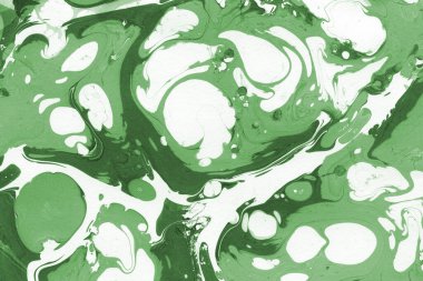 Beyaz suluboya arka planda renkli mermer mürekkep kağıdı dokusu. Kaotik soyut organik tasarım. Banyo bombası dalgaları.