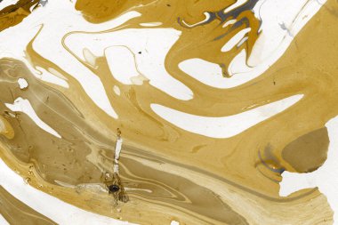 Beyaz suluboya arka planda renkli mermer mürekkep kağıdı dokusu. Kaotik soyut organik tasarım. Banyo bombası dalgaları.