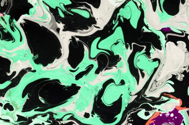 Beyaz suluboya arka planda renkli mermer mürekkep kağıdı dokusu. Kaotik soyut organik tasarım. Banyo bombası dalgaları.